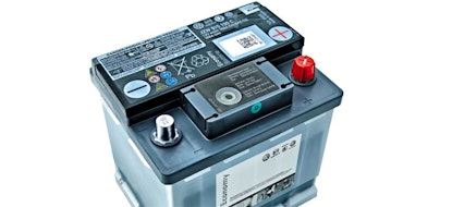 Volkswagen Economy Starterbatterie – Robuste Autobatterie mit Plus- und Minuspol, Warnhinweisen und Volkswagen Economy-Label.