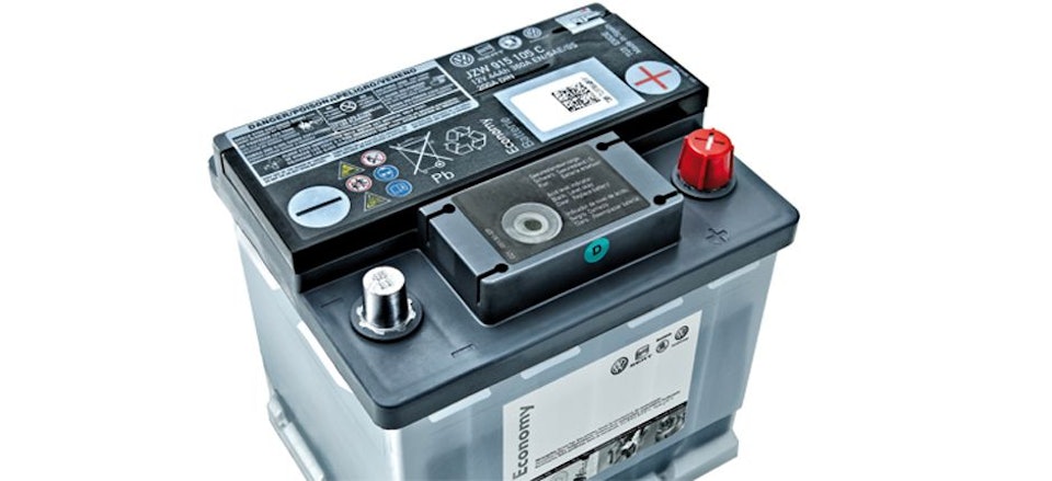 Volkswagen Economy Starterbatterie – Robuste Autobatterie mit Plus- und Minuspol, Warnhinweisen und Volkswagen Economy-Label.