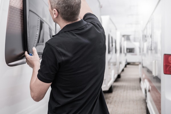 Wohnmobil Spezialist prüft Dichtigkeit eines Fensters Wohnmobil Spezialist prüft Dichtigkeit eines Fensters