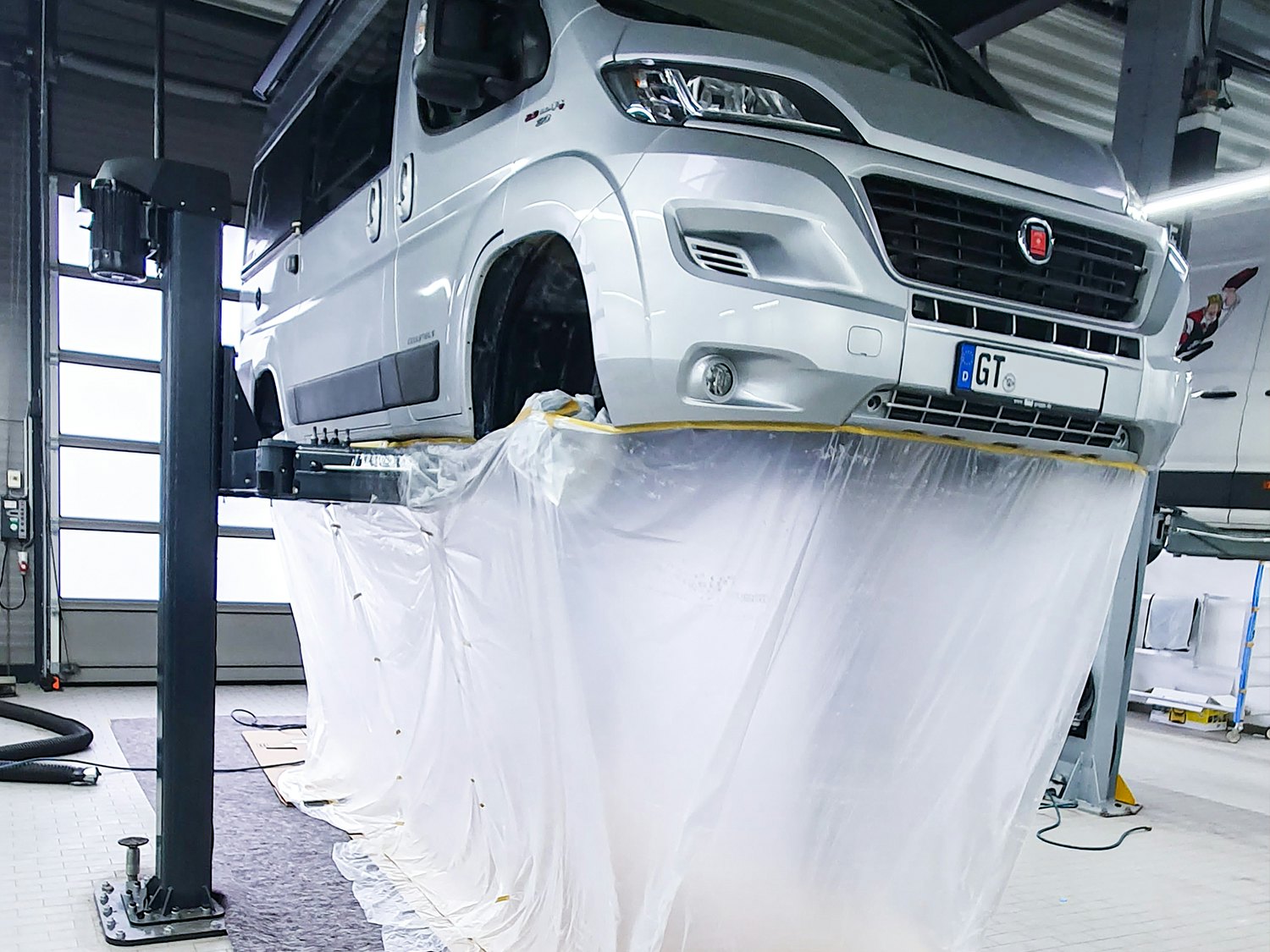 Unterbodenversiegelung – Fahrzeug in der Werkstatt