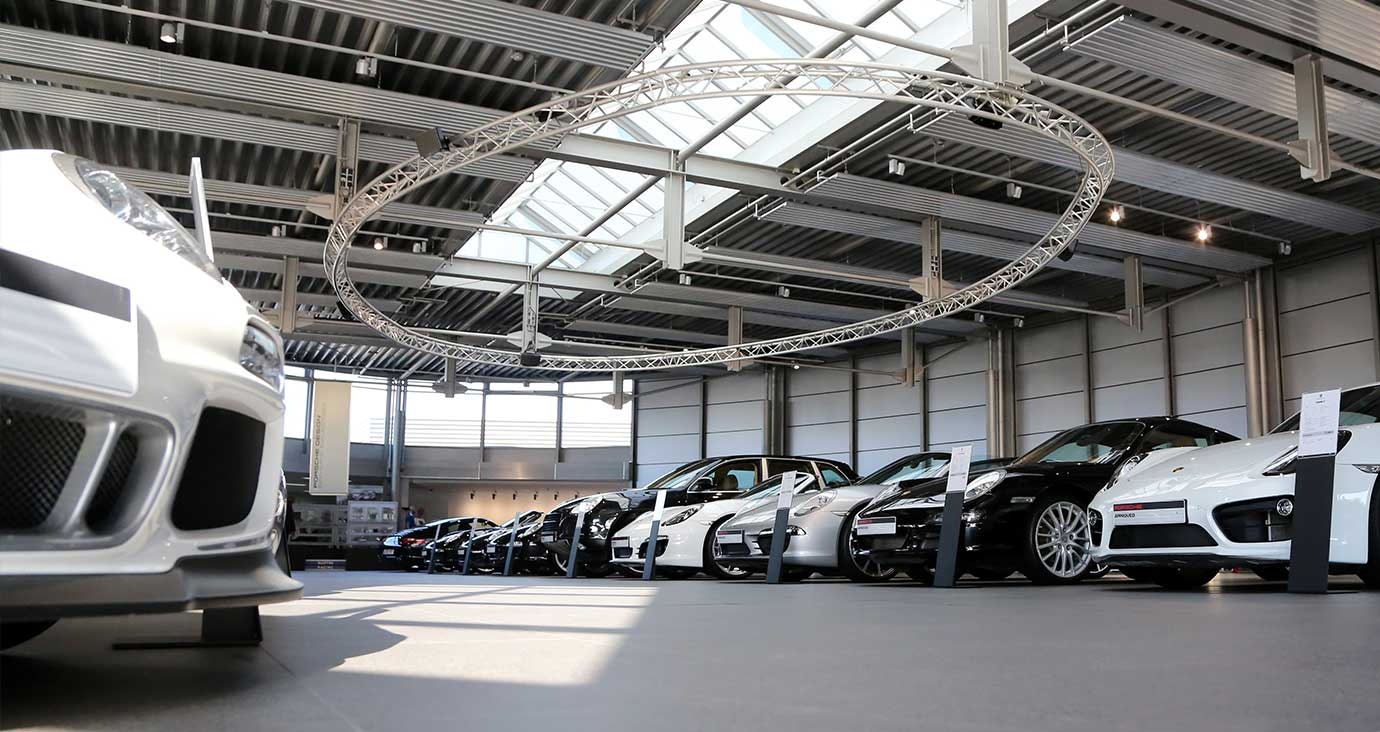 Porsche Zentrum Paderborn – Moderner Showroom mit aktuellen Porsche-Modellen.