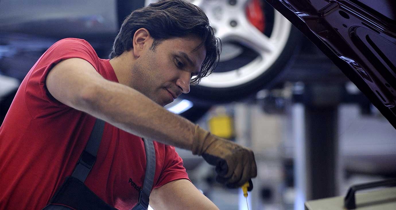 Werkstattmitarbeiter im Porsche Zentrum Paderborn – Präzision und Expertise im Service.