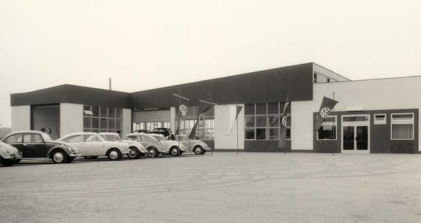 Historische Aufnahme des Autohauses Thiel in Rheda-Wiedenbrück – ein Blick in die Vergangenheit im Rahmen der Unternehmensgeschichte.